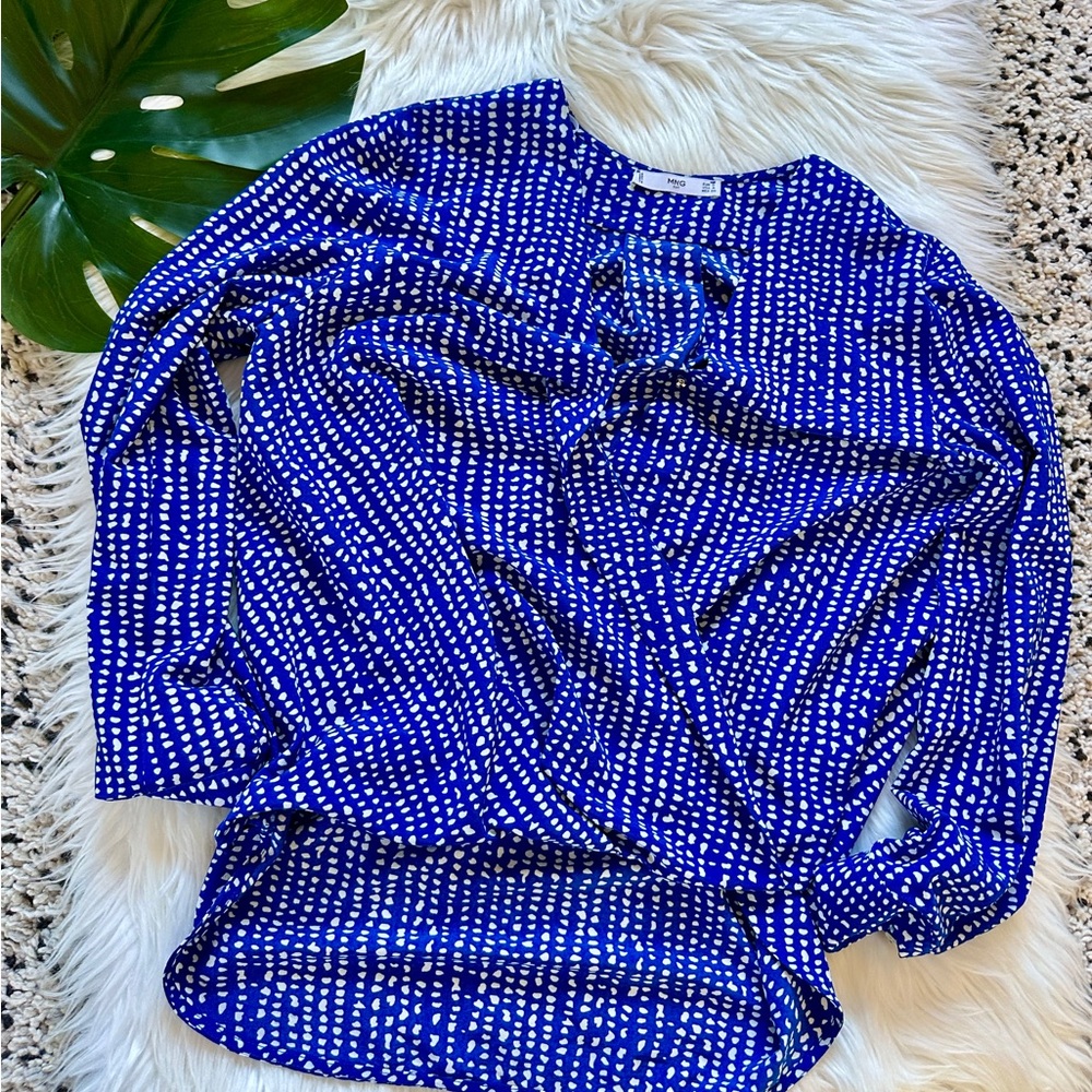 ⭐️ Beautiful Blue and White Top